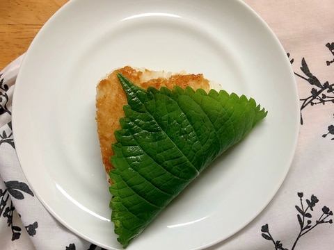 みそ味焼きおにぎりのエゴマの葉巻き♪